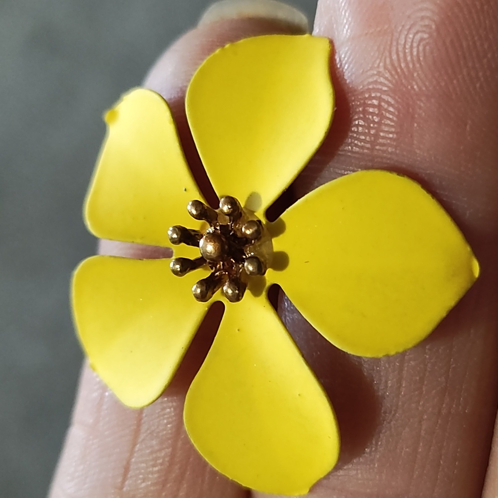 VINTAGE FLORAL YELLOW METAL GOLD-TONE DROP POST 1.3" EARRINGS - Picture 4 of 9